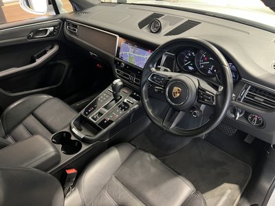 PORSCHE MACAN - 8