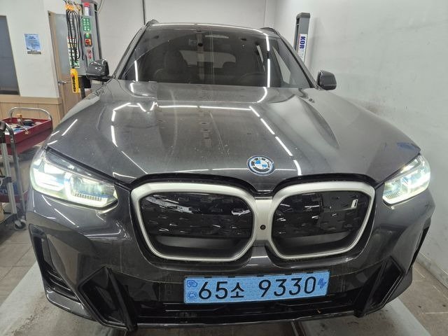 BMW IX3 - View 1