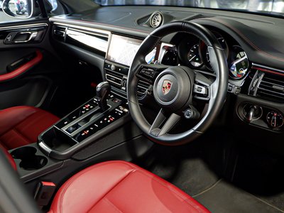 PORSCHE MACAN - 2