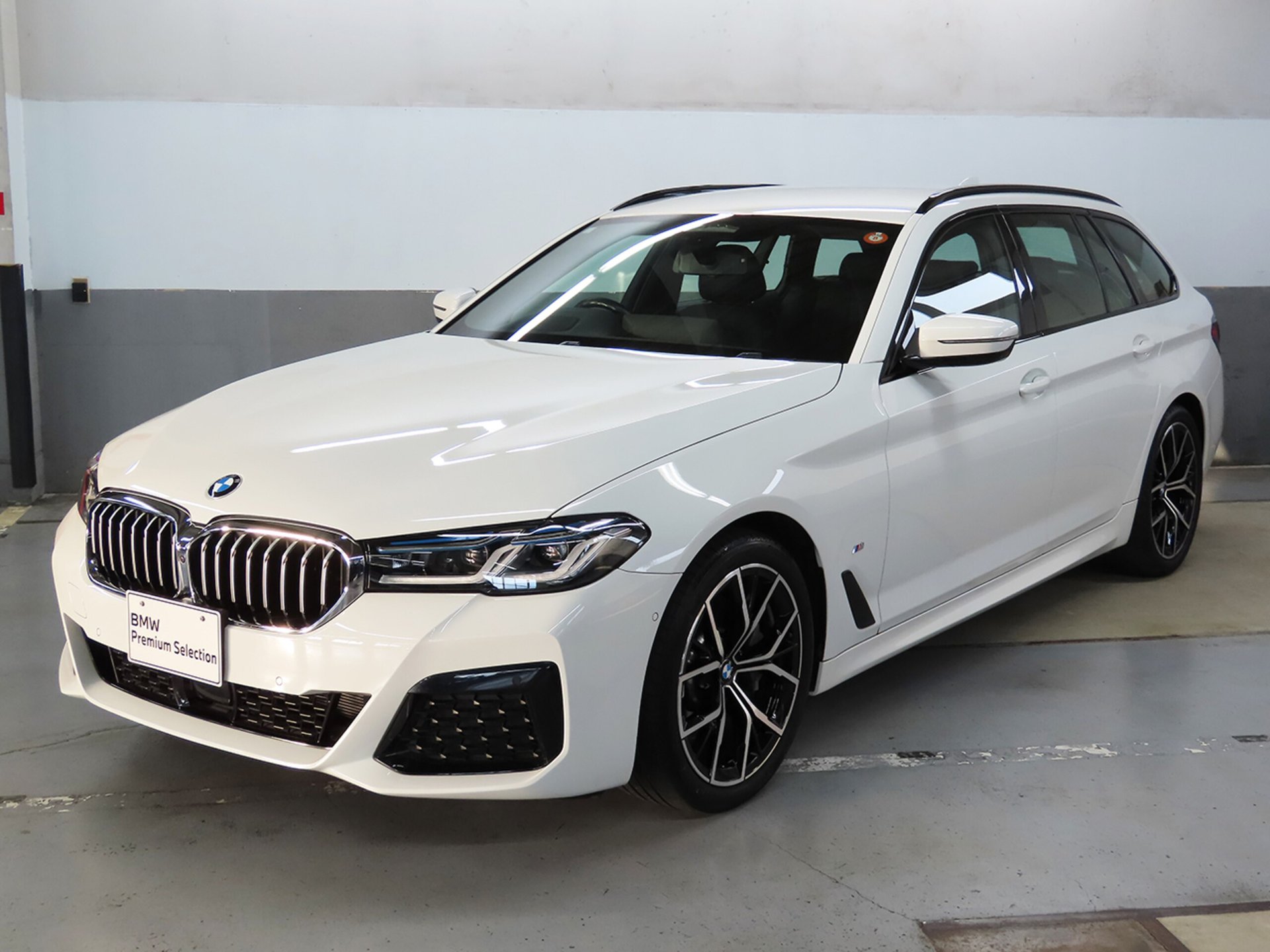 BMW 5 SERIES TOURING - View 1