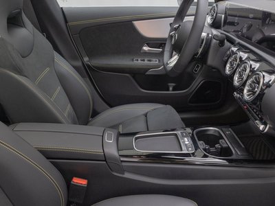 MERCEDES-BENZ CLA - 9