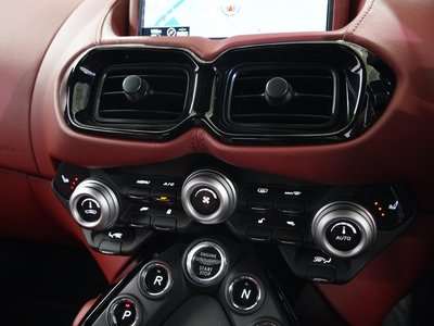 ASTON MARTIN VANTAGE - 8