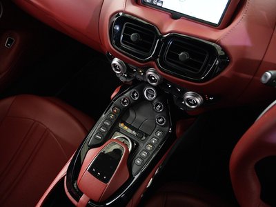 ASTON MARTIN VANTAGE - 9