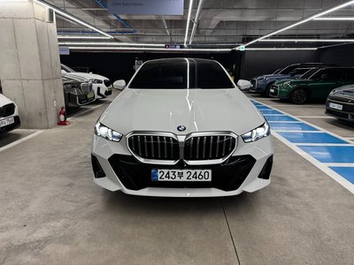 2026 BMW 5 SERIES 照片 2