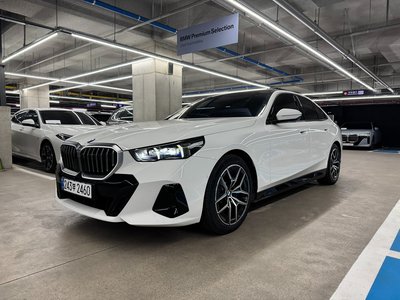 2026 BMW 5 SERIES 照片 1