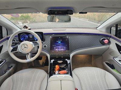 MERCEDES-BENZ EQE - 10