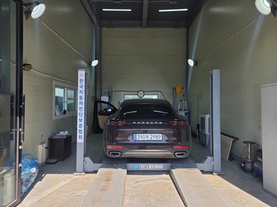 2018 Porsche PANAMERA thumbnail 19