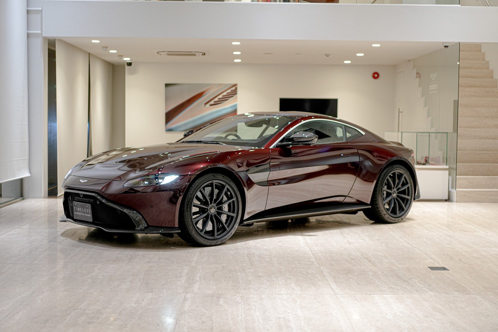 ASTON MARTIN VANTAGE - View 1