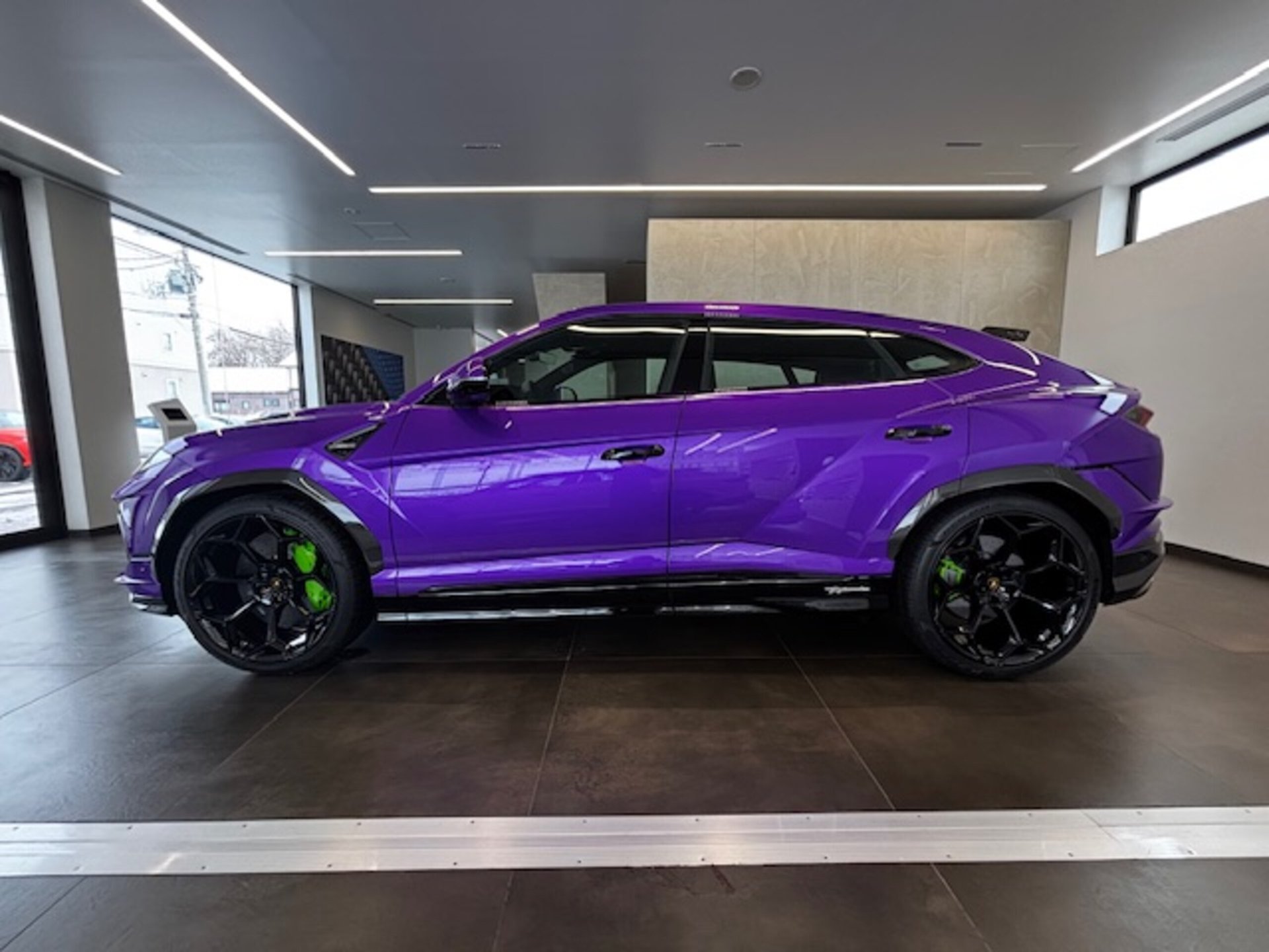 LAMBORGHINI URUS - View 1