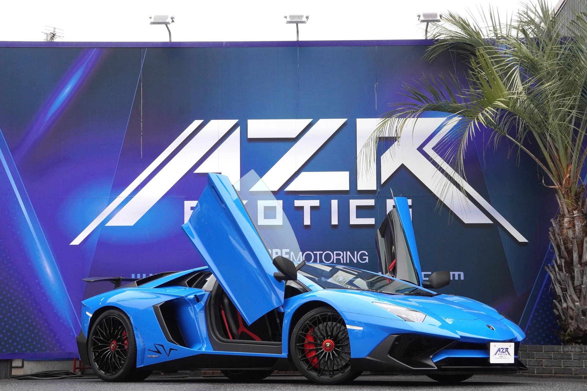 LAMBORGHINI AVENTADOR - View 1