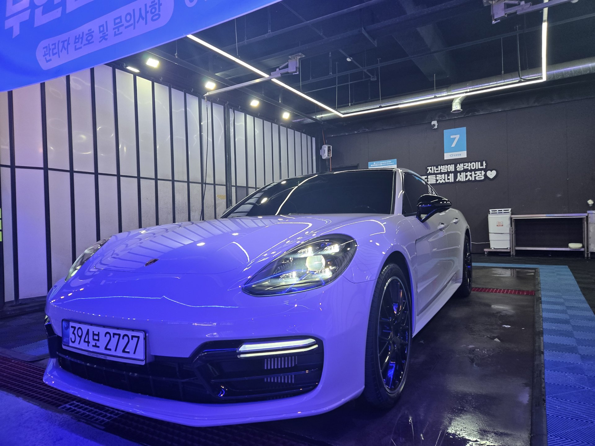 PORSCHE PANAMERA - View 1