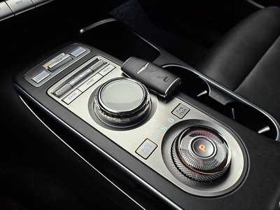 صورة 9 لـ 2023 Genesis GV70