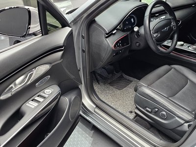 صورة 10 لـ 2023 Genesis GV70