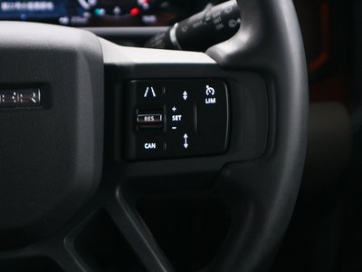 LAND ROVER DEFENDER - 9