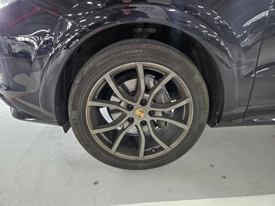 2022 Porsche CAYENNE photo 2