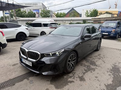 2025 BMW 5 SERIES 照片 1