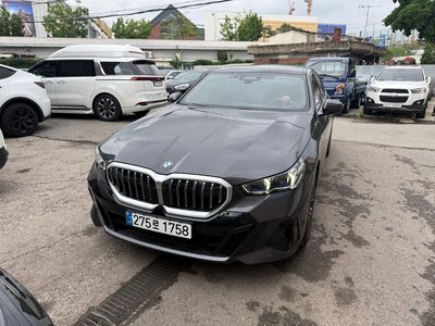 2025 BMW 5 SERIES 照片 2