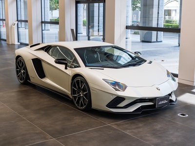 LAMBORGHINI AVENTADOR