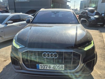 AUDI Q8 - 4