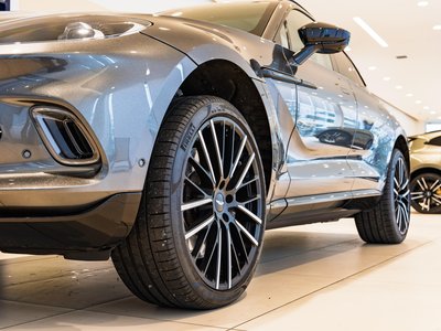 ASTON MARTIN DBX - 8