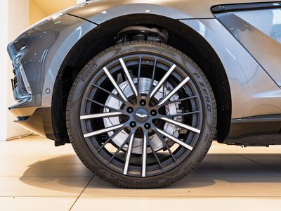 ASTON MARTIN DBX - 9