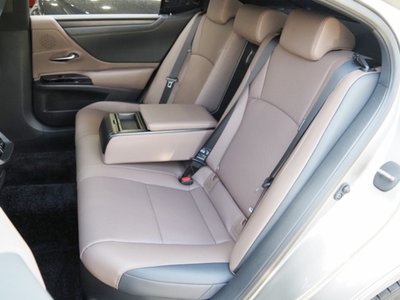 صورة مصغرة 27 لـ 2025 Lexus ES