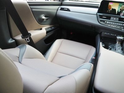 صورة مصغرة 58 لـ 2025 Lexus ES