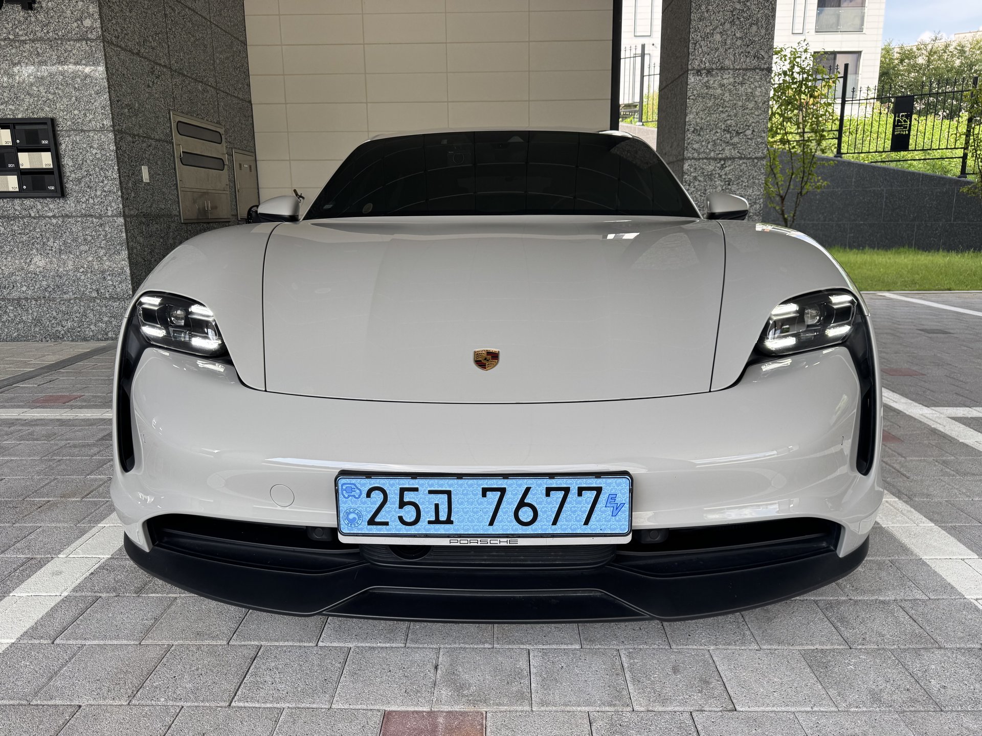 PORSCHE TAYCAN - View 1