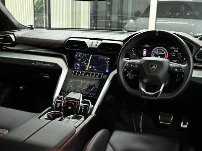 LAMBORGHINI URUS - 4