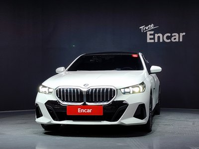 2025 BMW 5 SERIES 照片 2