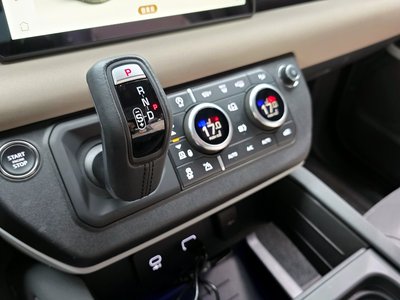 LAND ROVER DEFENDER - 9