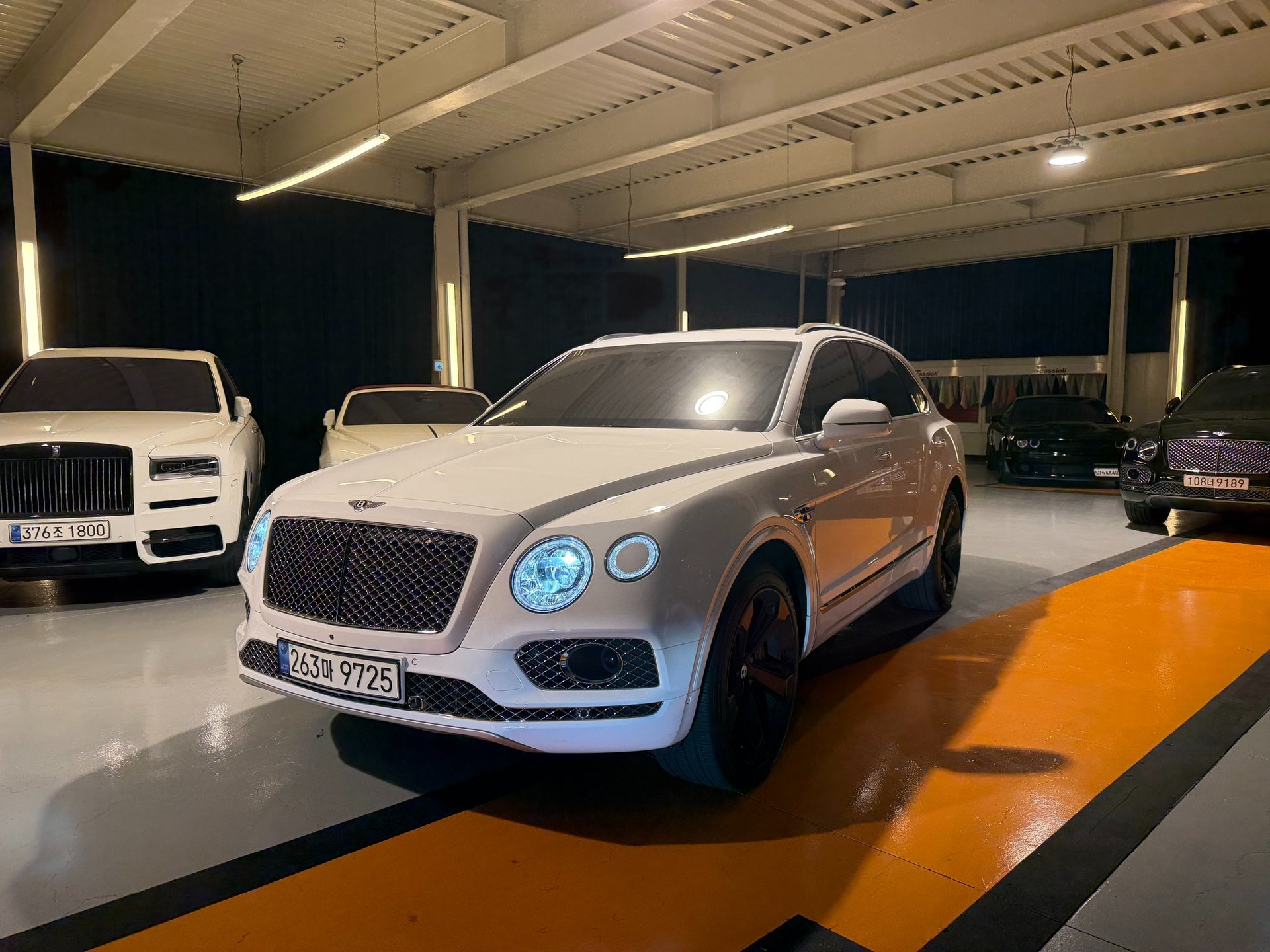 BENTLEY BENTAYGA - View 1