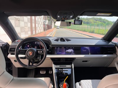 PORSCHE MACAN - 8
