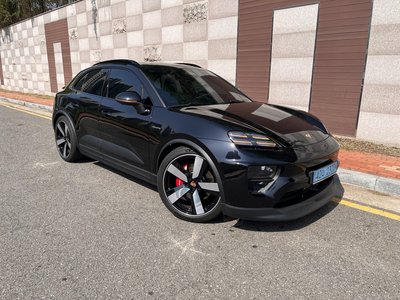 PORSCHE MACAN - 1