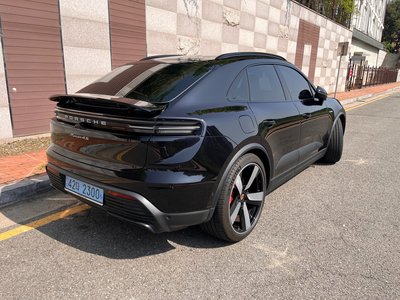 PORSCHE MACAN - 4