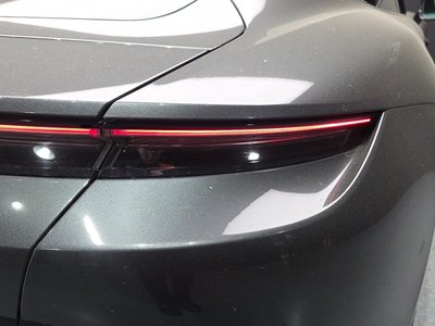 صورة 10 لـ 2022 Porsche TAYCAN