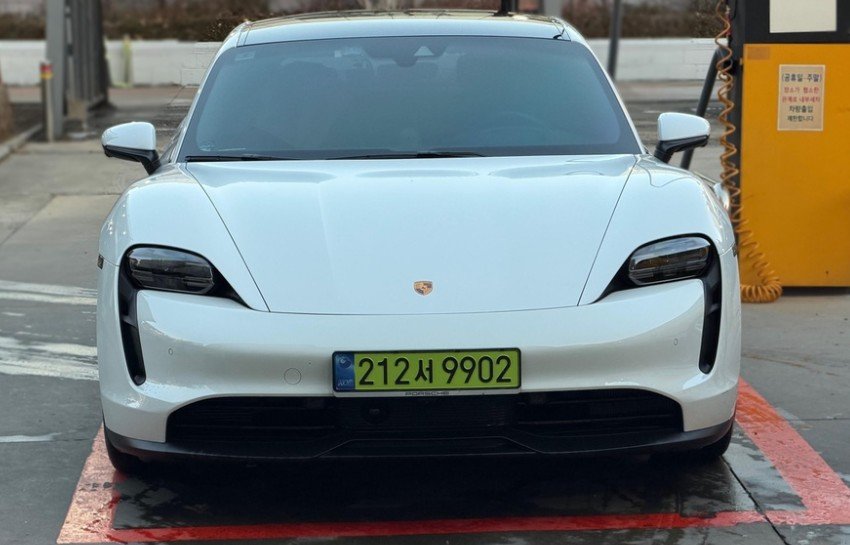 PORSCHE TAYCAN - View 1