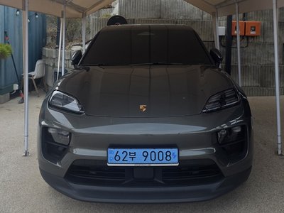 PORSCHE MACAN - 1