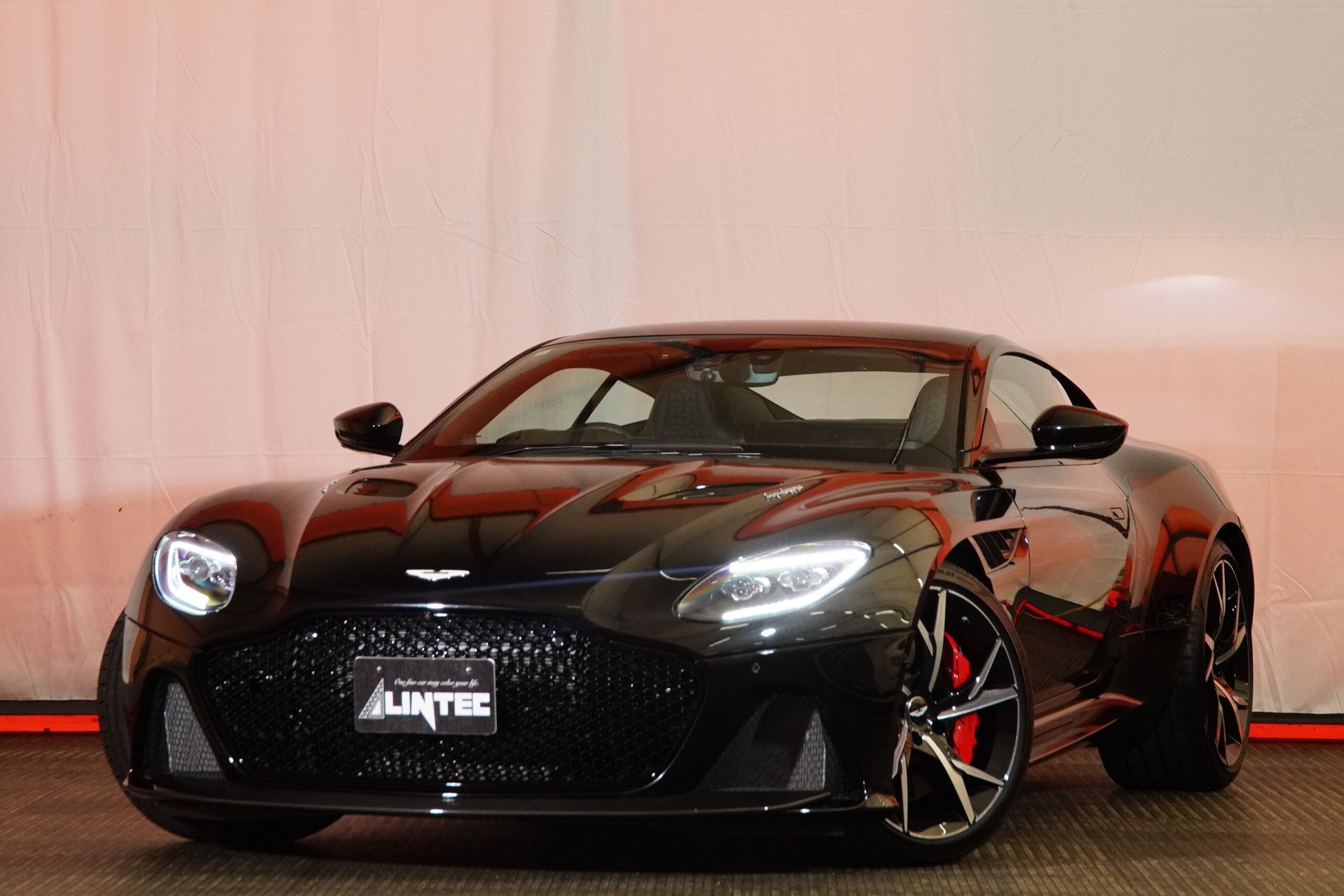 ASTON MARTIN DBS SUPERLEGGERA - View 1