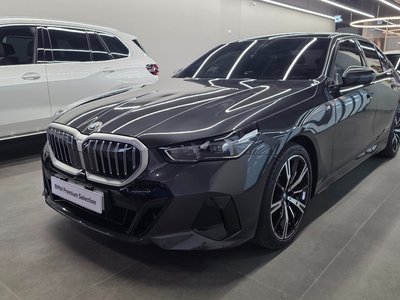2025 BMW 5 SERIES 照片 1