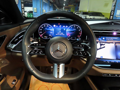 MERCEDES-BENZ E-CLASS - 9