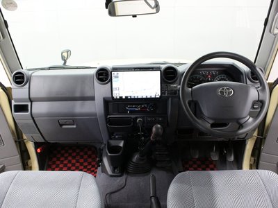 TOYOTA LAND CRUISER 70 - 2