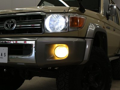 TOYOTA LAND CRUISER 70 - 3