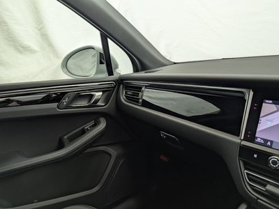 2024 Porsche MACAN thumbnail 35