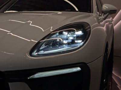2024 Porsche MACAN thumbnail 40