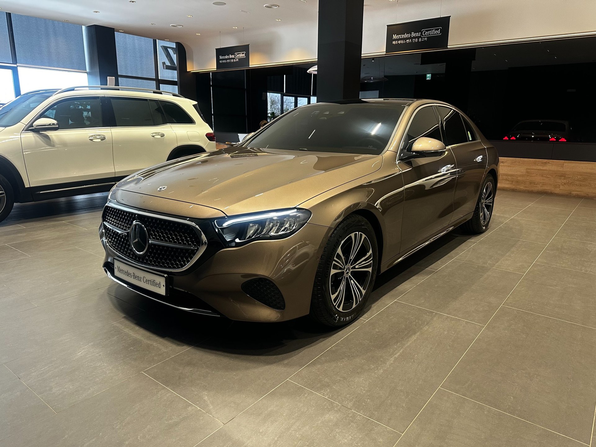 MERCEDES-BENZ E-CLASS - View 1