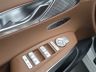 2021 Genesis GV70 — миниатюра 18
