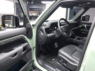 LAND ROVER DEFENDER - 10