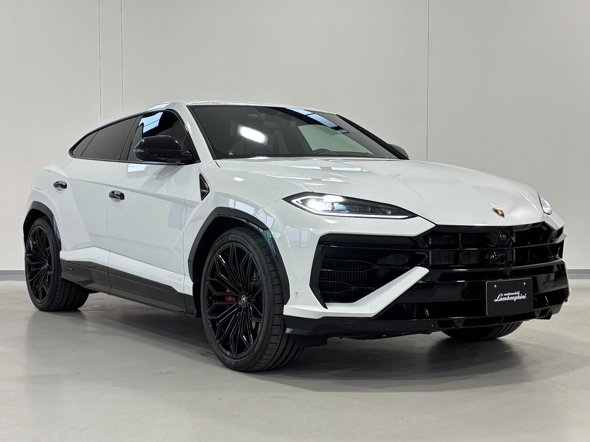 LAMBORGHINI URUS - View 1