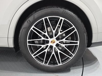 صورة 9 لـ 2024 Porsche CAYENNE